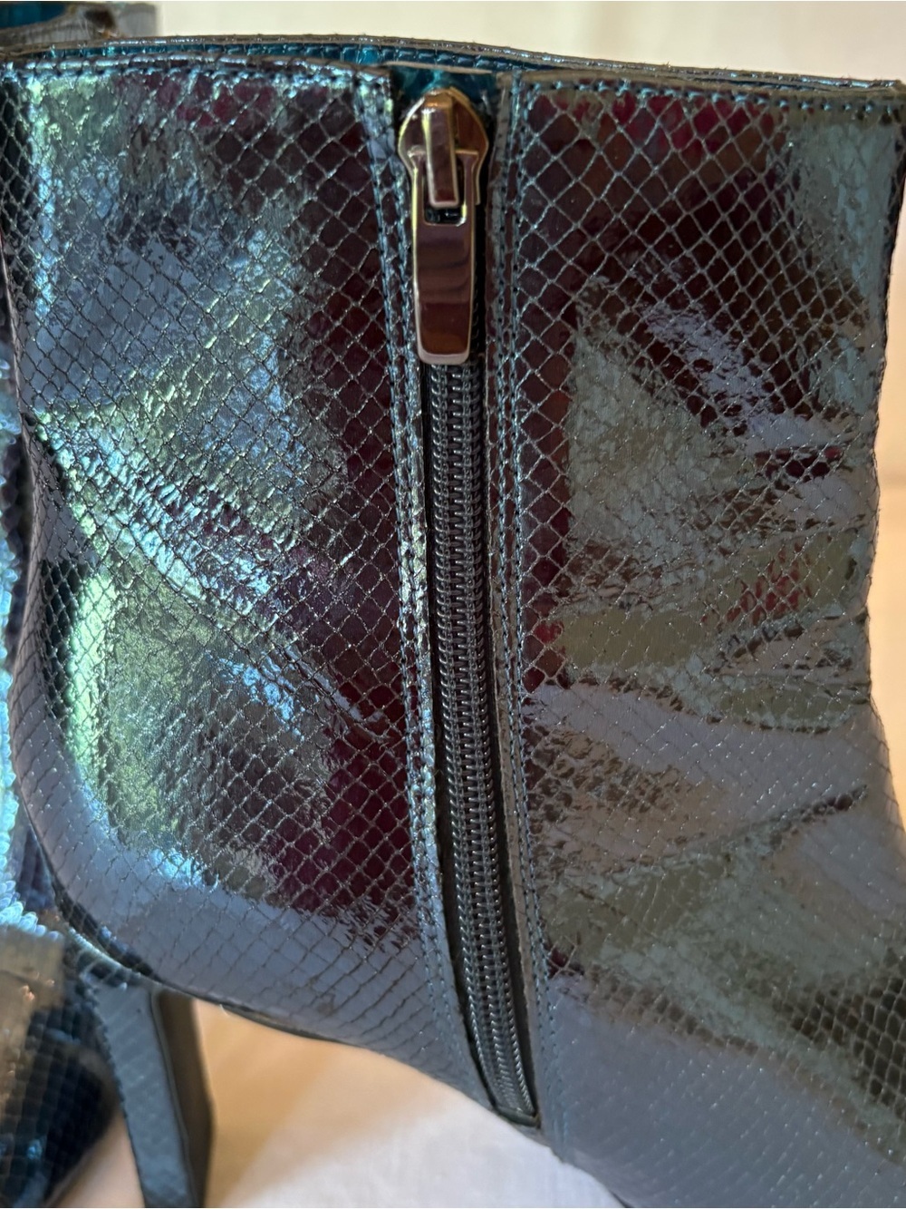 Nine West Metallic Iridescent Blue Snake like Skin Square-Toe Ankle Boots Sz 7.5 - Picture 3 of 6